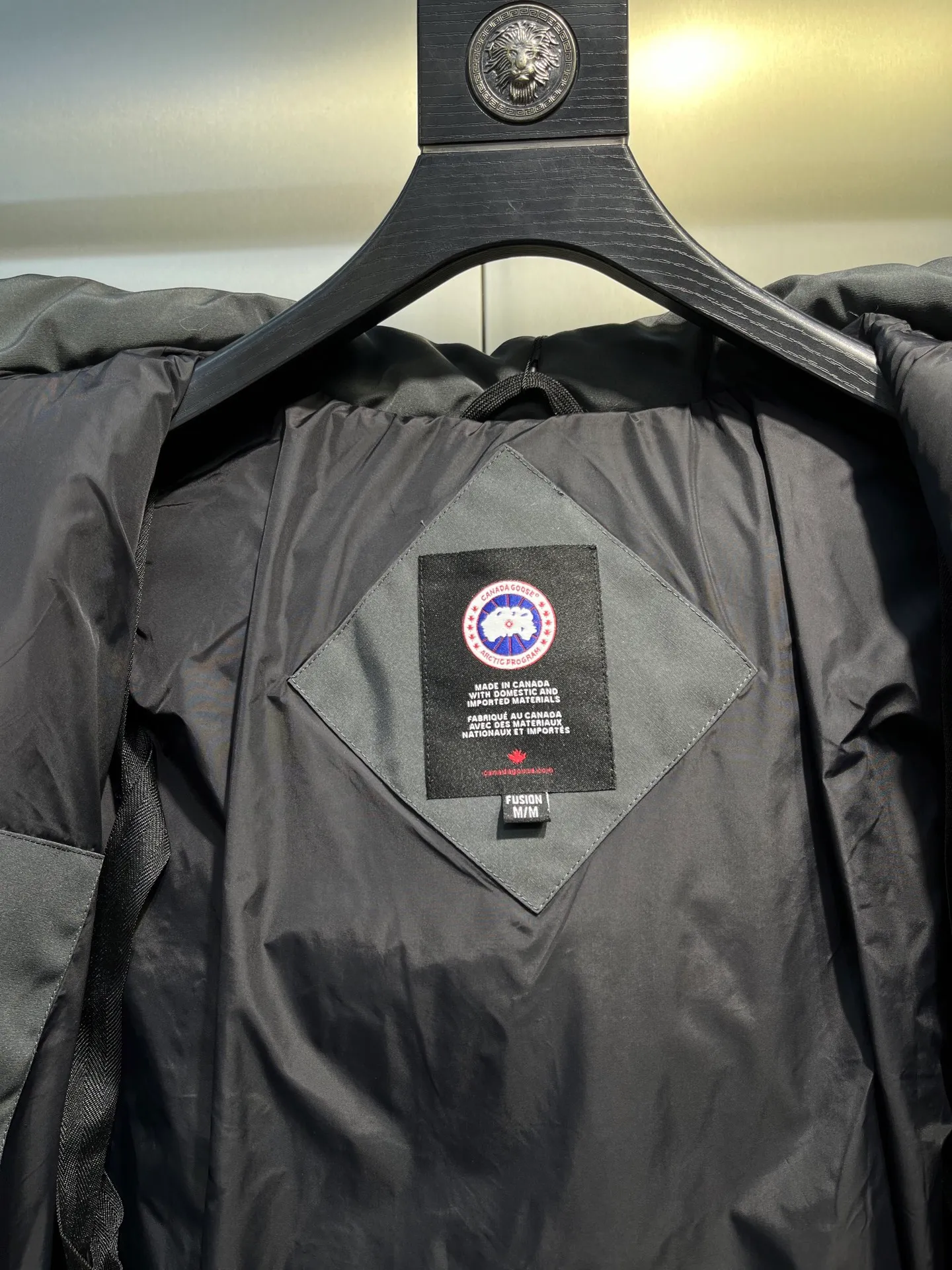 P860 Canada Goose Canada # Expedition04 Parker, a treasure of Canadian origin! Limited supply worldwide! Canada Goose Model 04 is a top-notch couple model, polar cold-proof outdoor series fur collar detachable hooded parka down jacket, the first Goose in 2024. I hope my partners like the top quality, and I hope everyone can evaluate it together! The most popular cool items of the Big Goose family in 2024 are online. The same popular product of Yi Yang Qianxi is said to be a joint limited edition Big Goose that cannot be bought in autumn and winter. If you dislike the sameness of the Big Goose in the past, then this model will definitely give you a different experience! This year's most powerful couple's collection for autumn and winter is online, a top-notch luxurious ready-to-wear style, paired with an outdoor warm down jacket with great style and charm! The most standard and classic items of the Daye family in the past two years are equipped with unique reflective stripes for embellishment, which further shows the high-end fashion performance effect. With the embellishment of hardware buckles, it has excellent performance effect. The upper body is clean, simple and elegant, even for urban leisure. It is suitable for various occasions. Designed with large pockets, this model has a large capacity and is equipped with reflective stripes, making it safer at night. It is suitable for various adventure activities. It is made of windproof and waterproof technical materials. The interior is filled with full white duck down, which is absolutely cold-proof and warm. It also has a stand-up collar design and fine fluff at the collar, with meticulous attention to detail! The charm of this model is also more spiritual, and the upper body has more temperament and specifications. It perfectly shows the ultra-high standard of fashionable performance of this model, integrating outdoor and life, and you can even create high-street wear! The most pinnacle limited-edition goose that we have presented so far, both in terms of design and detailed materials, it is completely outstanding. The grand and evergreen version design is matched with cool reflective elements. The overall appearance can be said to be quite high, and it has that kind of powerful outdoor performance! It combines high-end casual attributes with high-street style. It is high-grade, domineering, warm, and beautiful. The visibility of the upper body is quite strong, and the configuration of the owl element is highly brand-recognizable. It fully complements the overall brand performance and visual effects, and also has the high-end sense of fashion and fashionable performance. It is a must-buy product because it is the most awesome down brand on the planet and one of Canada's three national treasure brands. It is also a sentimental down luxury brand. In the field of polar cold-proof clothing, Goose has made an irreplaceable contribution... Size: xs s m l xl